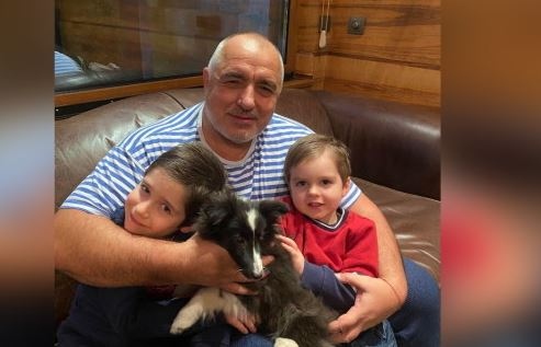 Бойко Борисов подари куче на внучетата си Лидерът на ГЕРБ